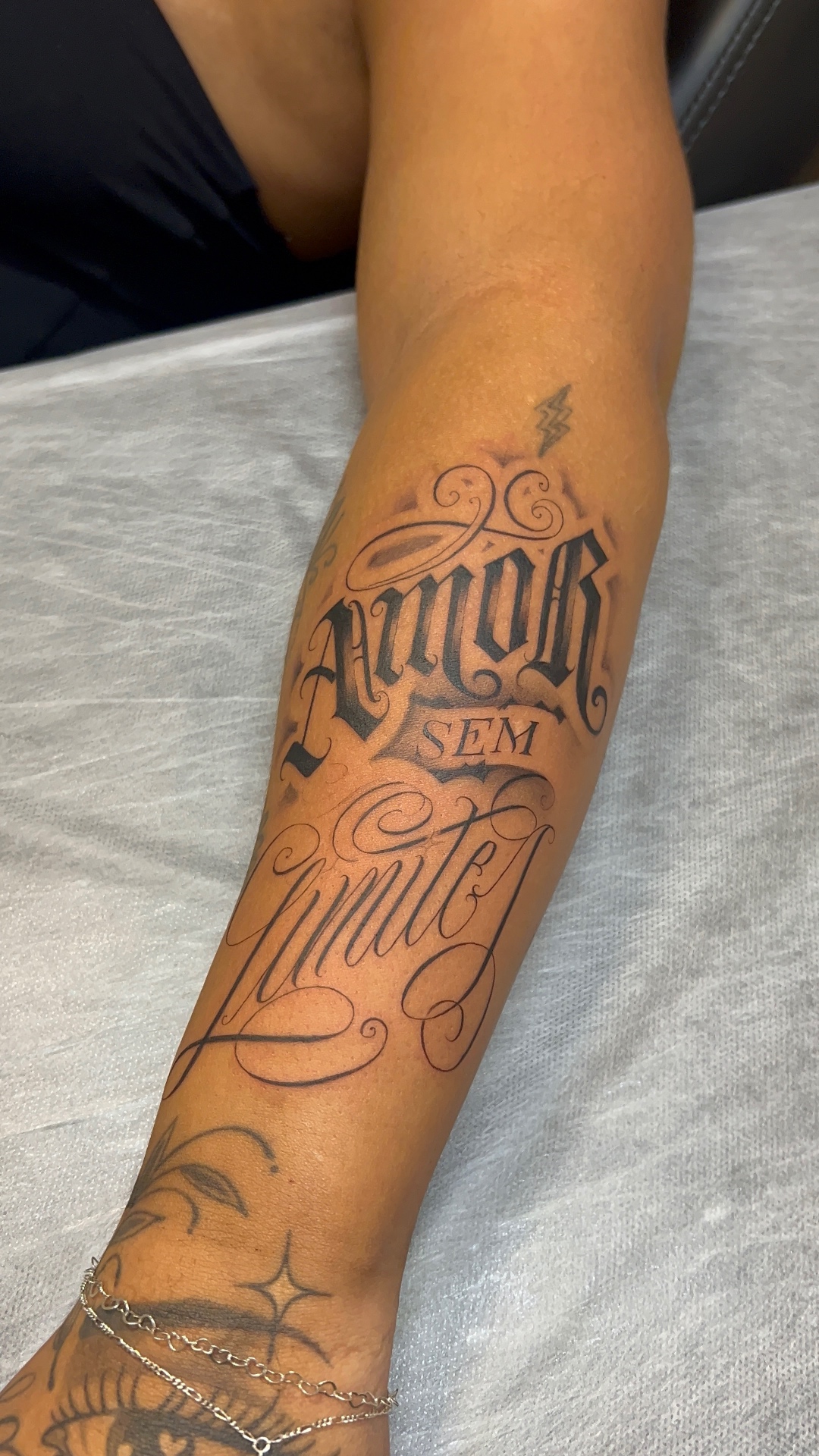 Lettering freehand — letras com presença valorizando o espaço anatômico