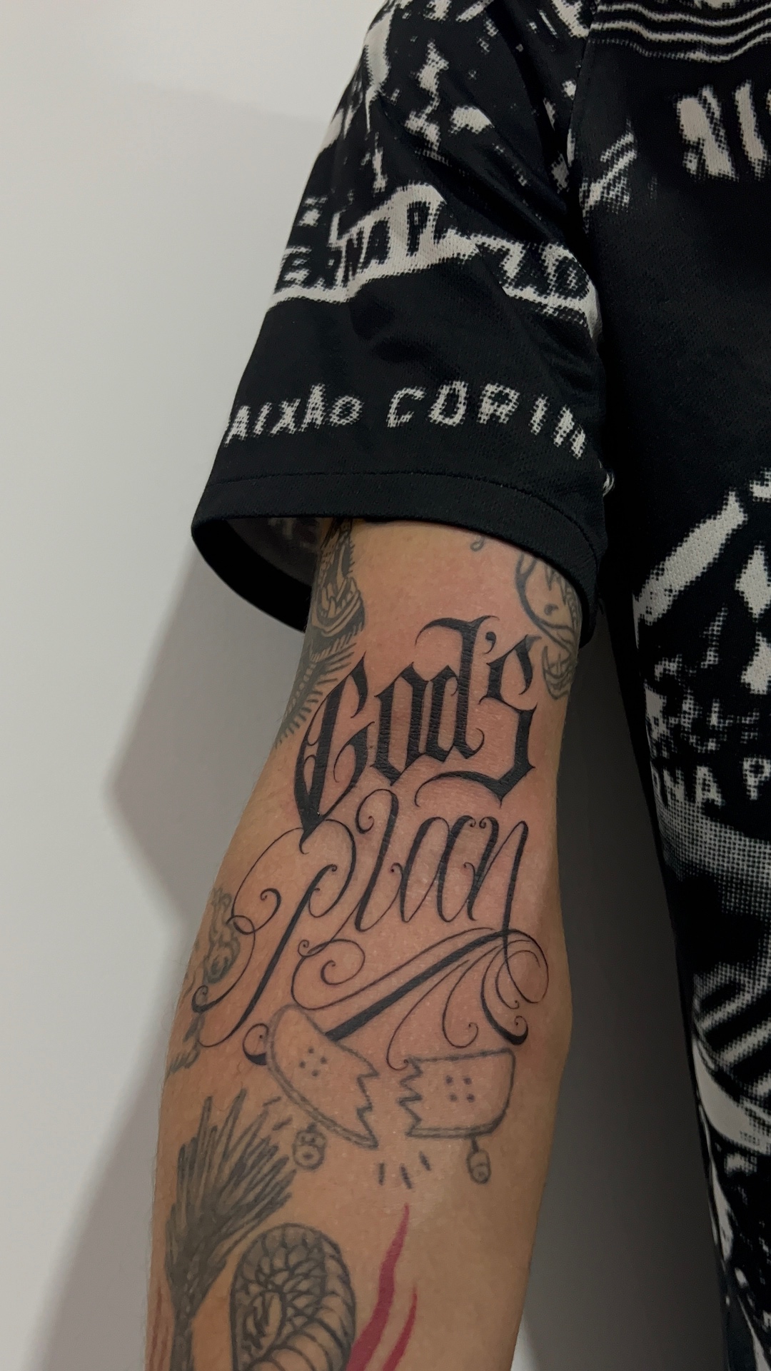 Blackwork — ornamento no braço com linhas grossas e sombras suaves formando bracelete